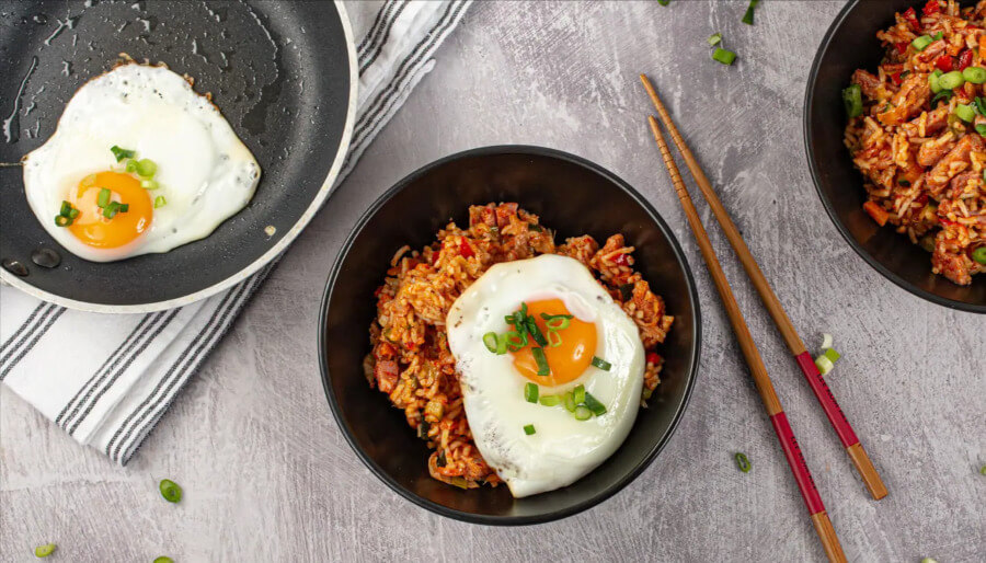 Bokkeumbap là sự kết hợp hài hòa giữa hương vị truyền thống của cơm chiên và những nét đặc trưng của ẩm thực Hàn Quốc