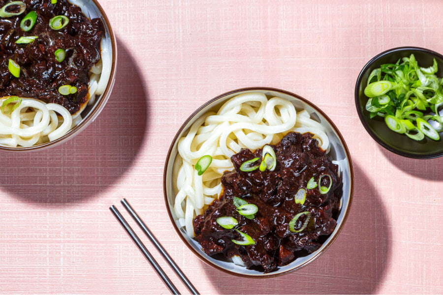 Jajangmyeon không chỉ là một món ăn ngon mà còn mang trong mình một câu chuyện lịch sử thú vị