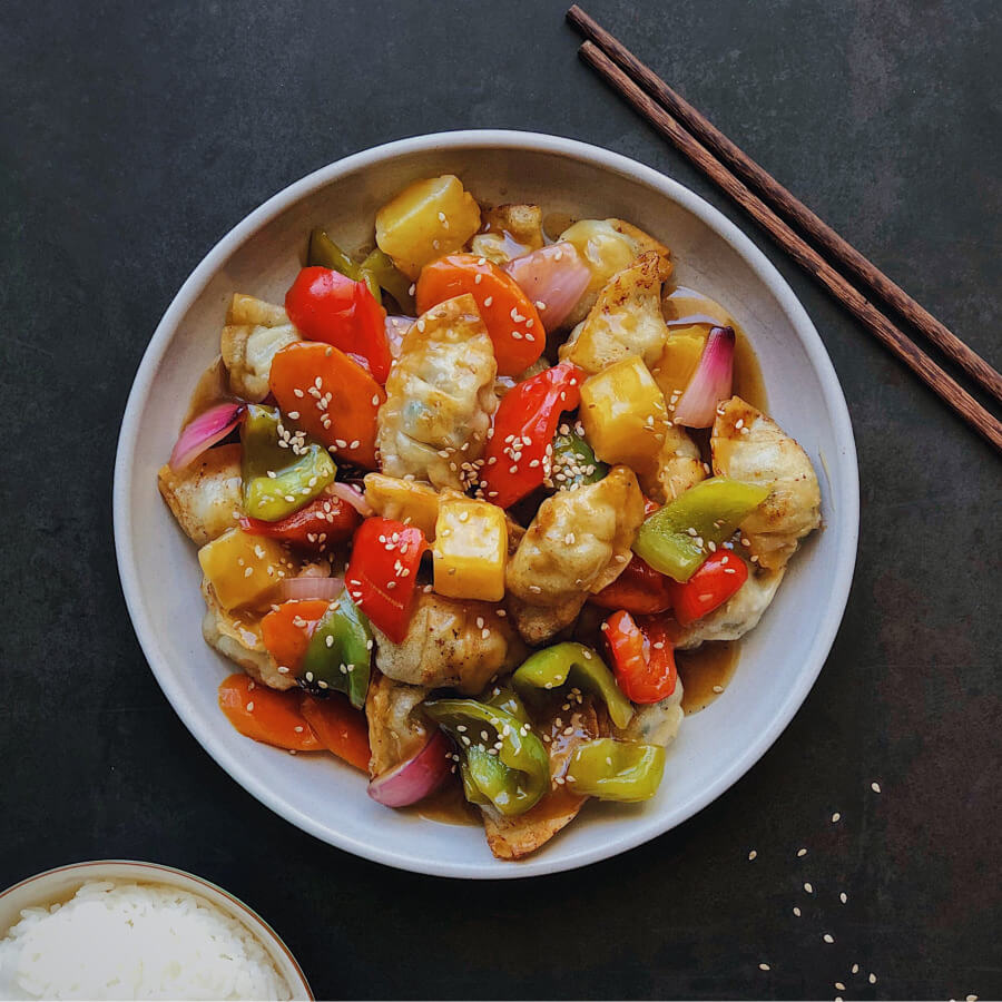 Tangsuyuk không chỉ ngon miệng mà còn rất đẹp mắt, với những miếng thịt lợn vàng ruộm xếp chồng lên nhau