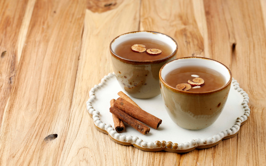 Một trong những đặc sản không thể bỏ qua khi đến Hàn Quốc vào mùa thu chính là trà hồng quế - Sujeonggwa