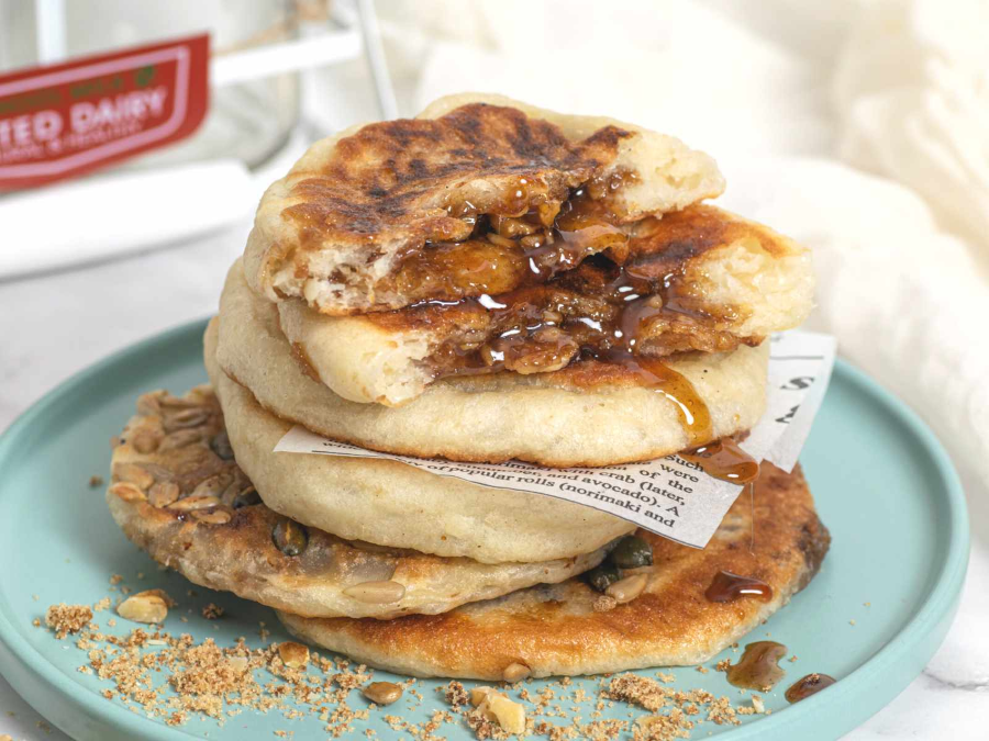 Hương thơm quế nồng nàn hòa quyện cùng vị ngọt thanh của đường nâu, quyện trong lớp vỏ bánh giòn rụm