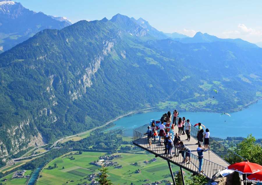 Từ Harder Kulm du khách có thể ngắm nhìn toàn cảnh thị trấn và các dãy núi Alps hùng vĩ