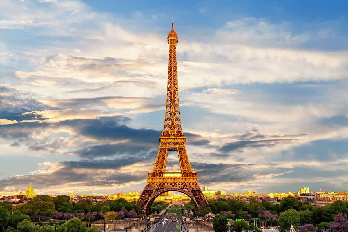 Mỗi tầng Tháp Eiffel đều có những trải nghiệm thú vị và đáng nhớ đang chờ bạn khám phá