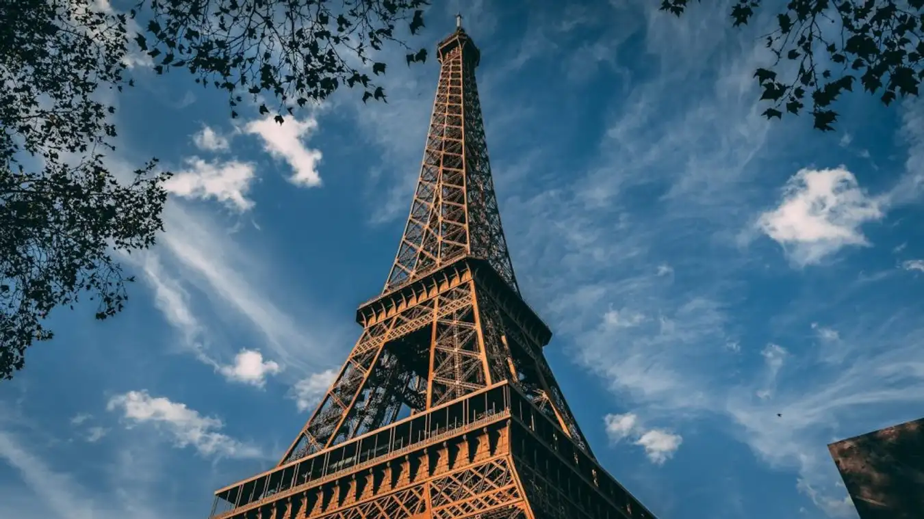 Tháp Eiffel biểu tượng của tình yêu và là niềm tự hào của người dân Pháp