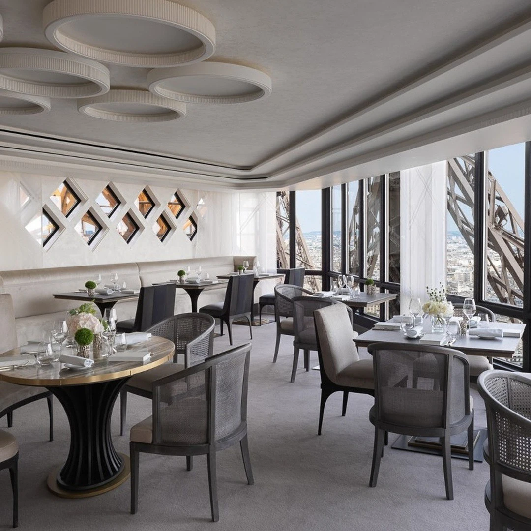 Chiếc nhà hàng sang trọng nằm trên toà Tháp Eiffel với chiếc view nhìn toàn thành phố
