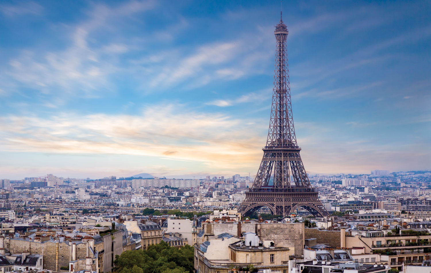 Tọa lạc giữa lòng thành phố Paris hoa lệ, Tháp Eiffel không chỉ là biểu tượng của nước Pháp mà còn là một công trình kiến trúc mang đậm dấu ấn lịch sử và văn hóa