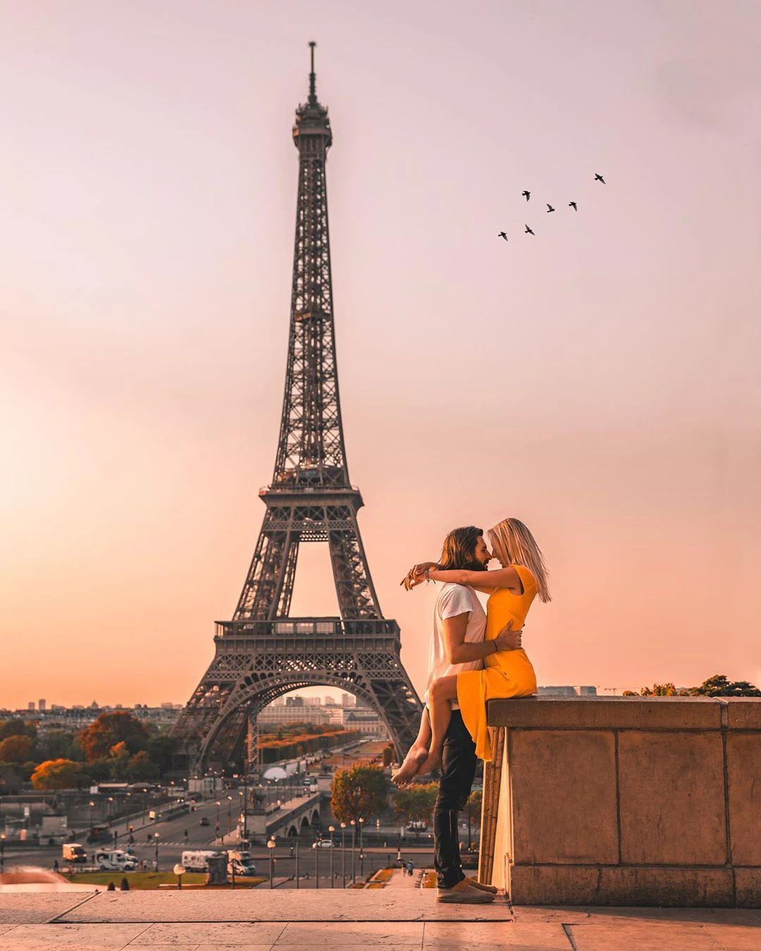 Tháp Eiffel nổi tiếng là biểu tượng của tình yêu và sự lãng mạn, được nhiều cặp đôi yêu thích