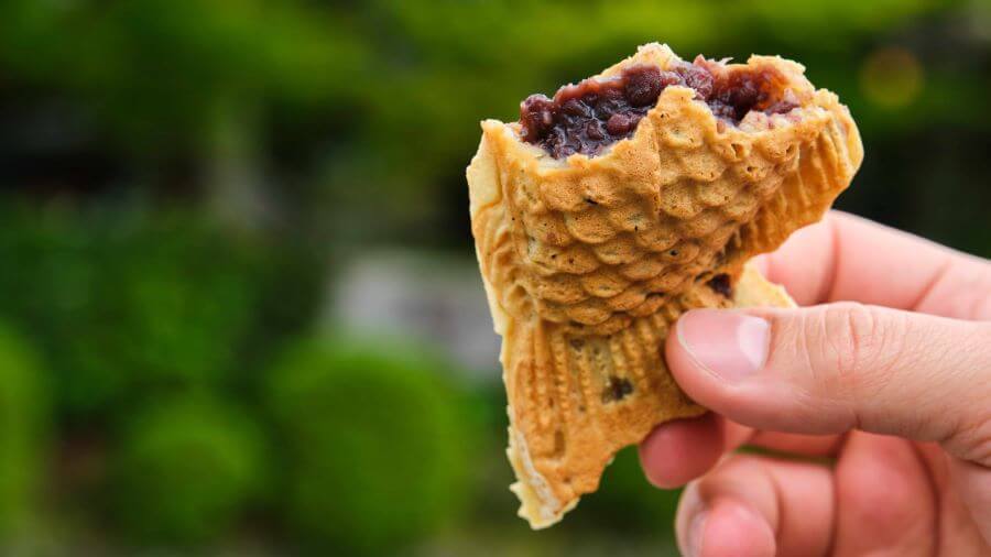 Khi cầm trên tay chiếc bánh Taiyaki nóng hổi, bạn sẽ cảm nhận được lớp vỏ bánh giòn tan, thơm lừng mùi bột mì và trứng