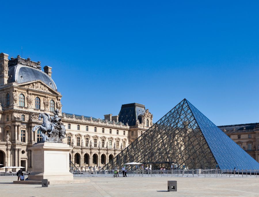 Bảo tàng Louvre là một thiên đường nghệ thuật nằm bên bờ sông Seine thơ mộng