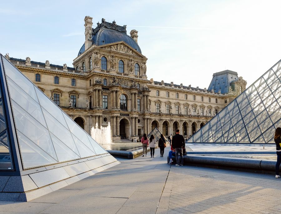 Bảo tàng Louvre tọa lạc ngay giữa trung tâm thành phố với kiểu dáng độc đáo