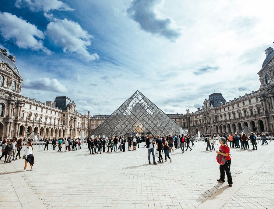 Bảo tàng Louvre thu hút lượng lớn khách du lịch tới tham quan và khám phá mỗi năm