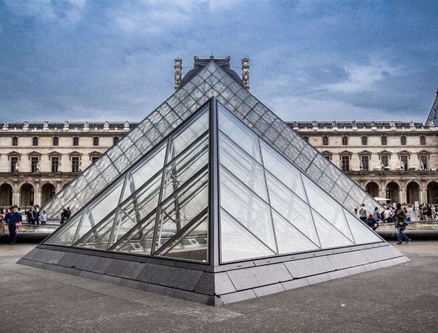 Kim tự tháp được chế tác bằng kính và thép hiện đại cao 21,6 mét 