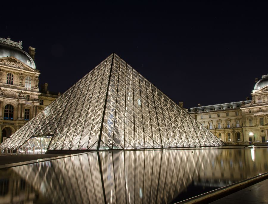 Cận cảnh vẻ đẹp độc đáo của kim tự tháp vào ban đêm khi lên đèn