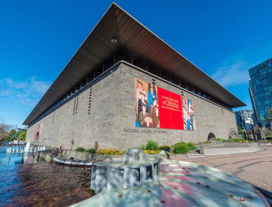 Bảo tàng Quốc gia Victoria (National Gallery of Victoria - NGV) nhìn toàn cảnh từ bên ngoài