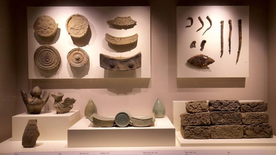 Tầng 1 của Bảo tàng Quốc gia Hàn Quốc là một hành trình ngược dòng thời gian từ lịch sử bán đảo Triều Tiên từ thuở sơ khai cho đến thời kỳ Cổ đại