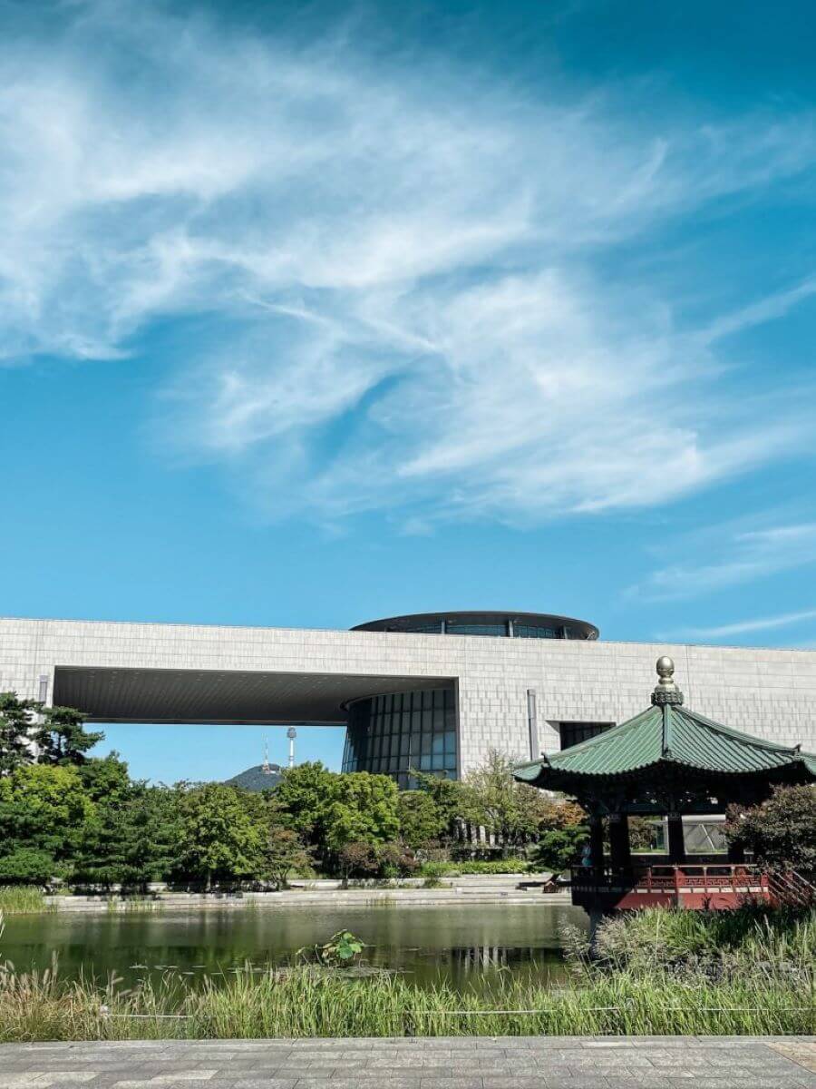 Bảo tàng Quốc gia Hàn Quốc không chỉ là một tòa nhà trưng bày hiện vật, mà là một kho tàng vô giá lưu giữ