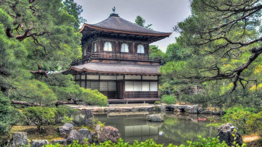 Ginkaku-ji là một thiền viện thuộc phái Lâm Tế nằm ở phía đông Kyoto