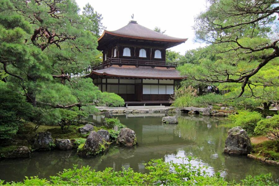 Ginkaku-ji nổi tiếng với vẻ đẹp mộc mạc, tinh tế và sự hài hòa với cảnh quan thiên nhiên xung quanh