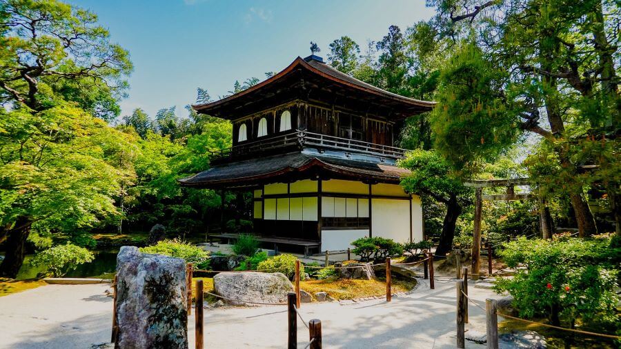Điểm nhấn của Ginkaku-ji không nằm ở sự xa hoa, lộng lẫy mà ở sự giản dị, tinh tế trong từng chi tiết