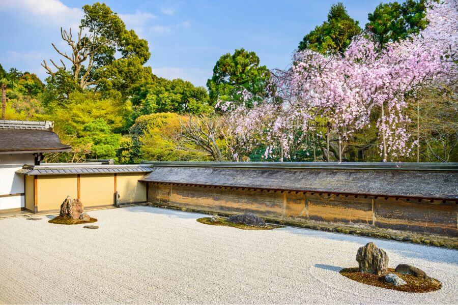 Ryoan-ji là một ngôi chùa Thiền thuộc phái Lâm Tế, tọa lạc tại phía tây bắc Kyoto