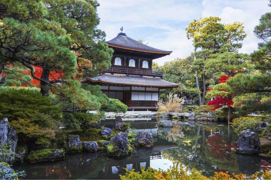 Ginkaku-ji mang đến cho du khách một không gian thanh tịnh, yên bình để chiêm nghiệm và hòa mình vào thiên nhiên