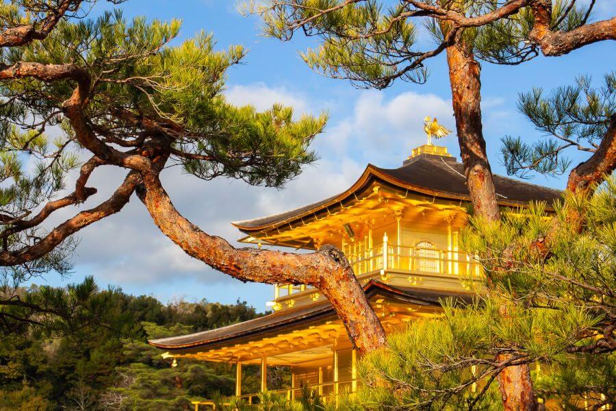 Kinkaku-ji là một ngôi chùa Thiền thuộc phái Lâm Tế nằm ở phía bắc Kyoto Nhật Bản