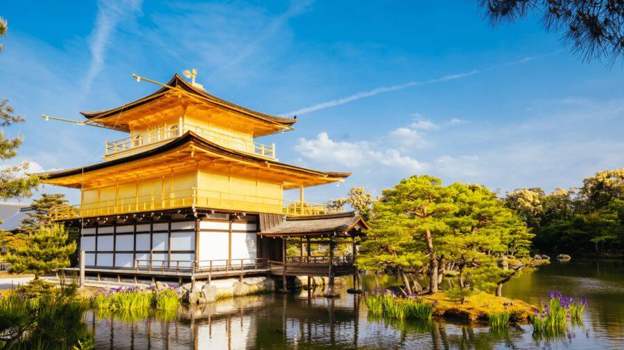 Kinkaku-ji là một biểu tượng văn hóa và lịch sử quan trọng của đất nước mặt trời mọc, thu hút hàng triệu du khách đi du lịch Nhật Bản mỗi năm