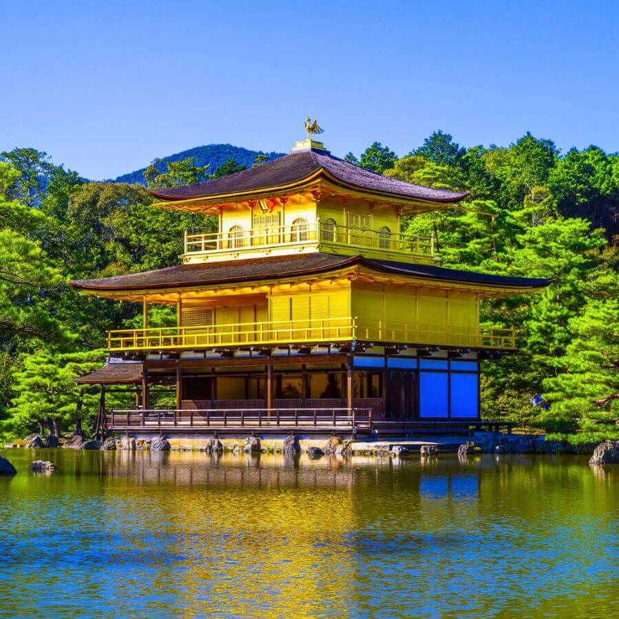Kinkaku-ji còn được bao quanh bởi một khu vườn tuyệt đẹp được thiết kế theo phong cách vườn dạo cảnh