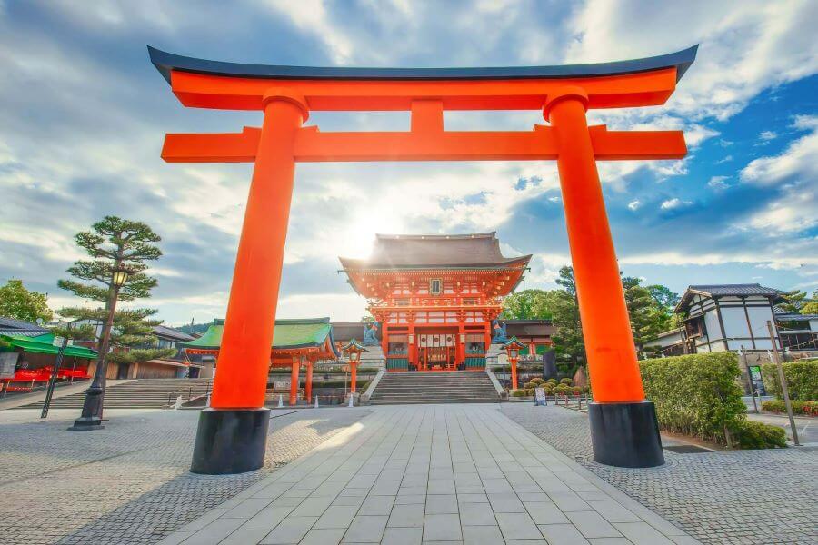 Fushimi Inari Taisha là một ngôi đền Thần đạo nổi tiếng bậc nhất ở Kyoto