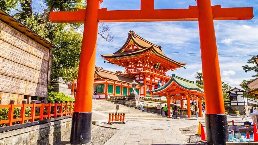 Fushimi Inari Taisha không chỉ là một ngôi đền tâm linh mà còn là một biểu tượng văn hóa và du lịch Kyoto nổi tiếng