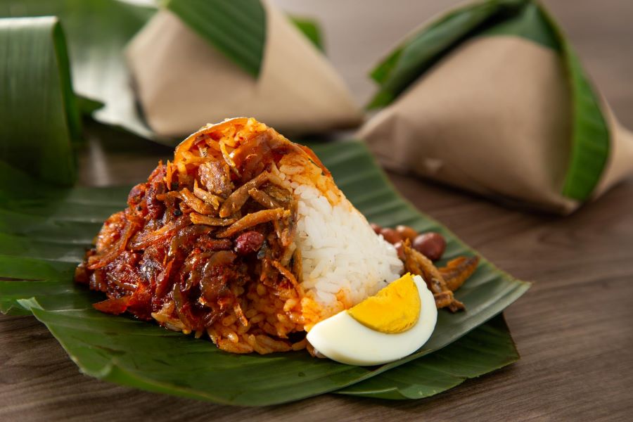 Nasi Lemak - Món cơm dừa thơm lừng ăn kèm với cá cơm kho, sambal, trứng luộc, lạc rang và dưa chuột