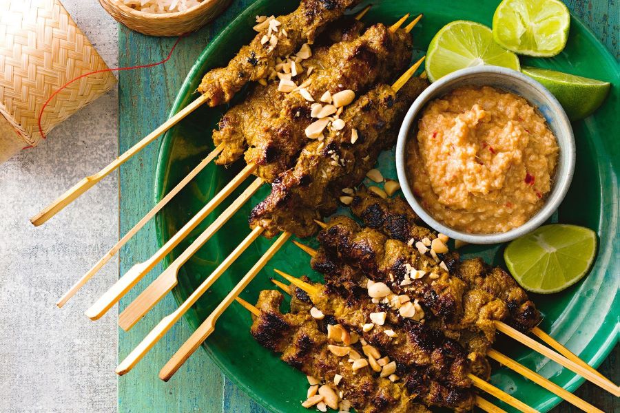 Satay - Thịt xiên nướng ướp gia vị đậm đà, ăn kèm với nước sốt đậu phộng và bánh tráng