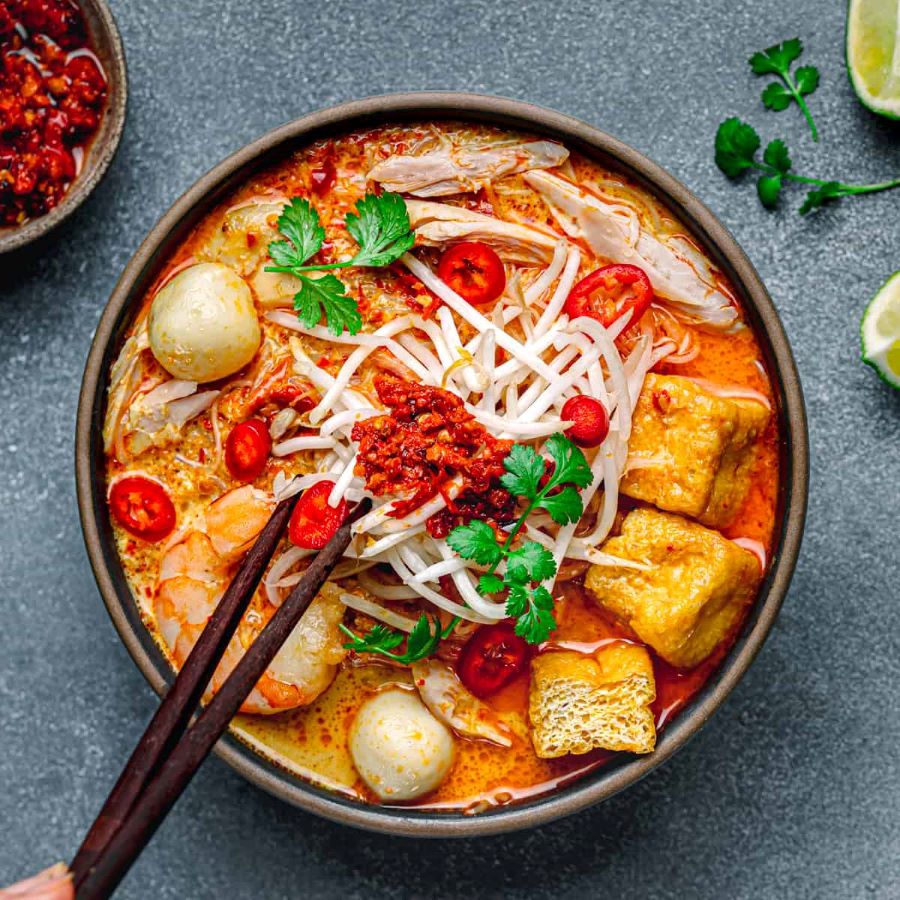 Laksa - Món súp mì cay nồng với nước dùng nấu từ cà ri, hải sản và rau củ