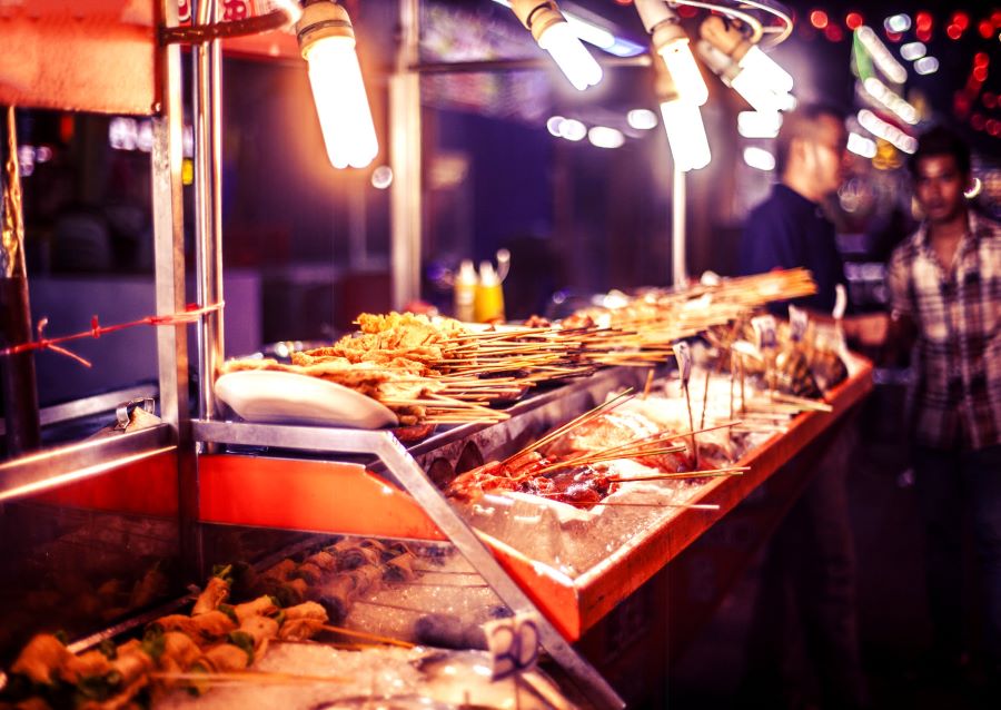 Khám phá ẩm thực đường phố là một trong những điều thú vị mà bạn không thể bỏ lỡ khi đến du lịch Malaysia