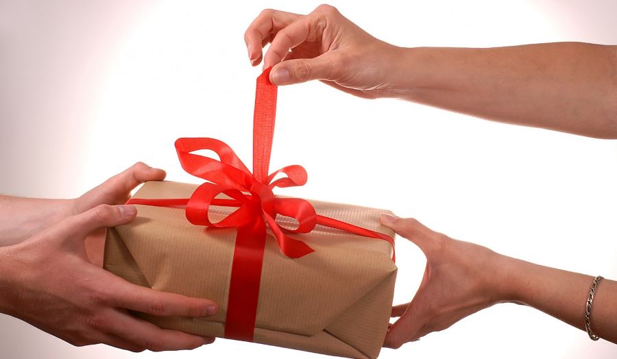 Để tránh gặp rắc rối, bạn nhớ lưu ý những nguyên tắc khi tặng quà cho người Malaysia nhé!