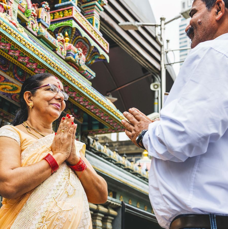 Người Malaysia thường chắp tay trước ngực khi gặp gỡ hay chào hỏi những người lớn tuổi hoặc những người có địa vị cao hơn