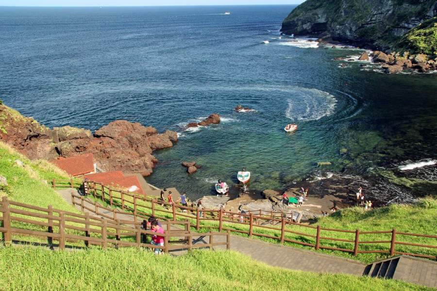 Hàn Quốc mùa hè thu hút du khách bởi những bãi biển xinh đẹp