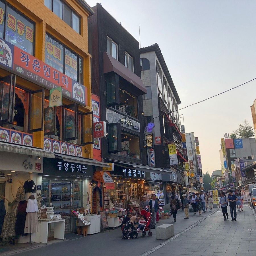 Nếu bạn yêu thích những món đồ thủ công tinh xảo từ Hàn Quốc thì có thể đến Insadong