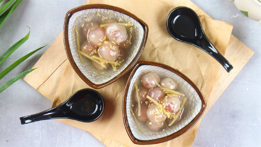 Chè bột lọc heo quay là sự kết hợp táo bạo giữa heo quay, vỏ bột lọc, đậu phộng và phần nước đường nấu gừng thơm lừng