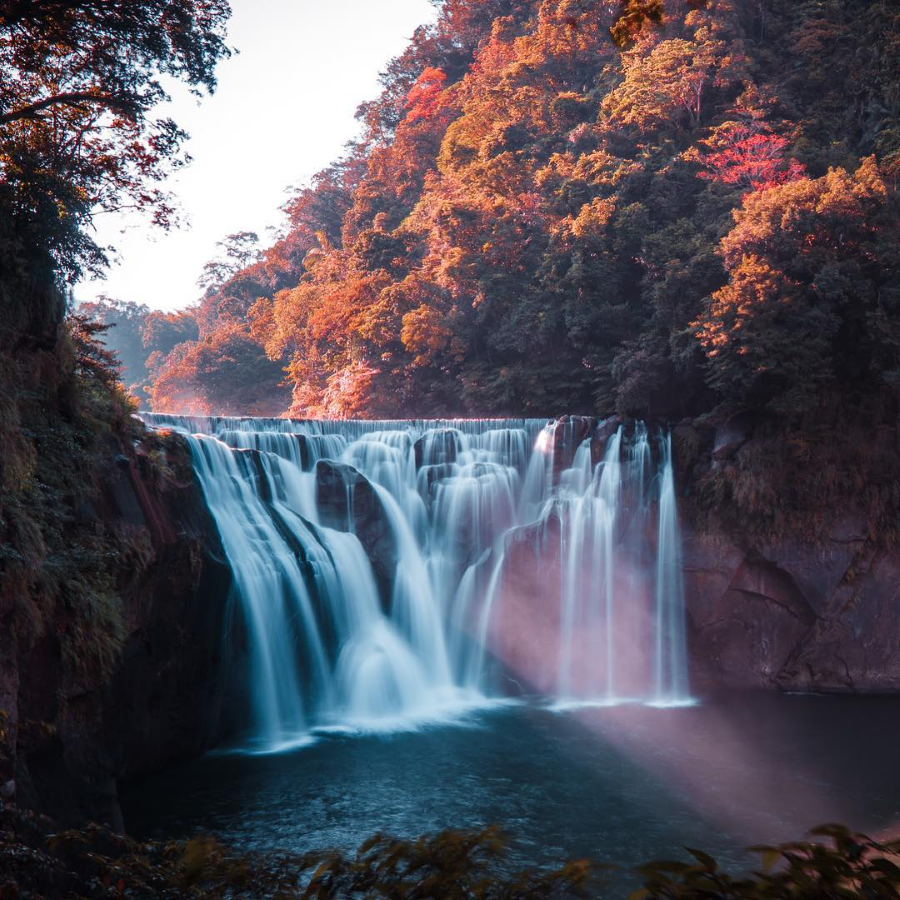Vào mùa thu, khi những chiếc lá phong đỏ bung nở rực rỡ, thác nước như được khoác lên một tấm áo mới