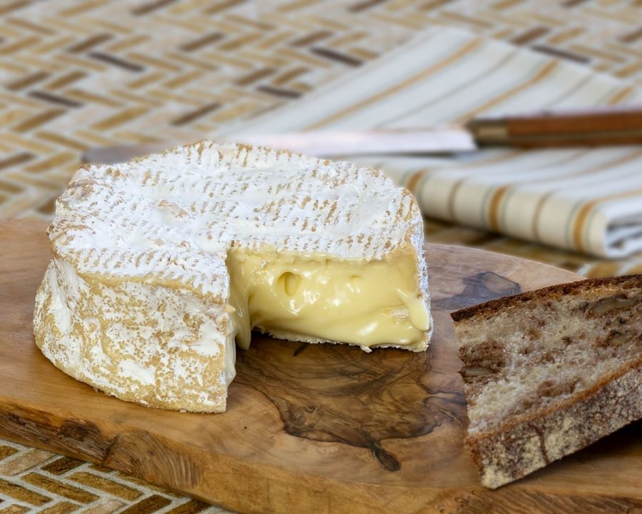 Phô mai Camembert là cái tên đầu tiên trong danh sách các loại phô mai Pháp nổi tiếng nhất định phải thử một lần