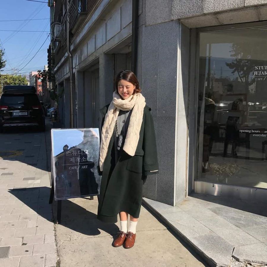 Ngoài giữ ấm, khăn choàng còn giúp outfit của bạn thêm ấn tượng