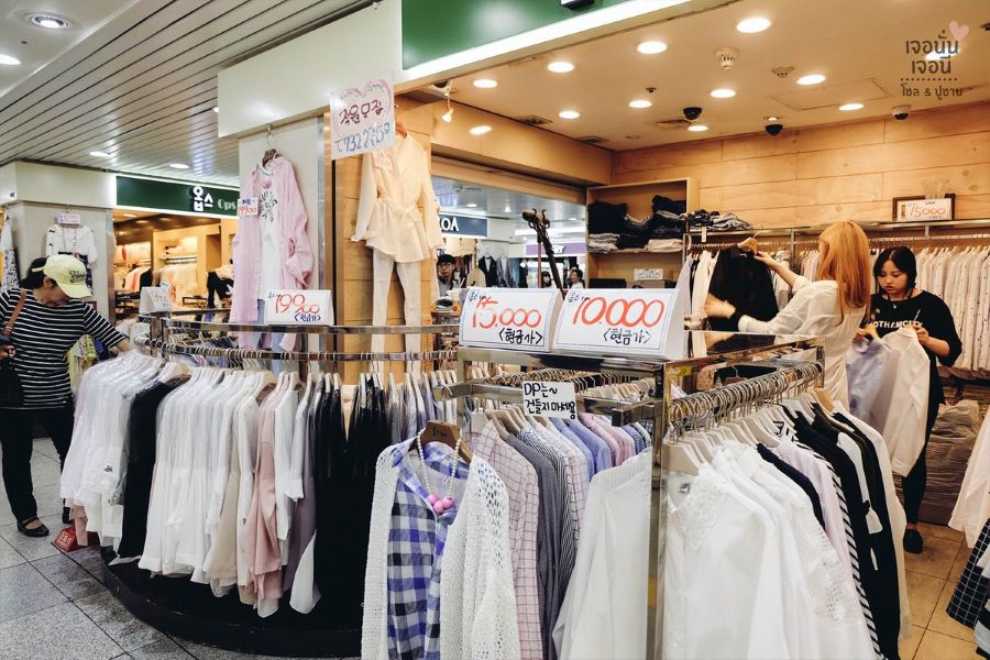 Mùa thu là thời điểm nhiều cửa hàng tại Hàn Quốc có chiến dịch sale off mạnh nhất trong năm