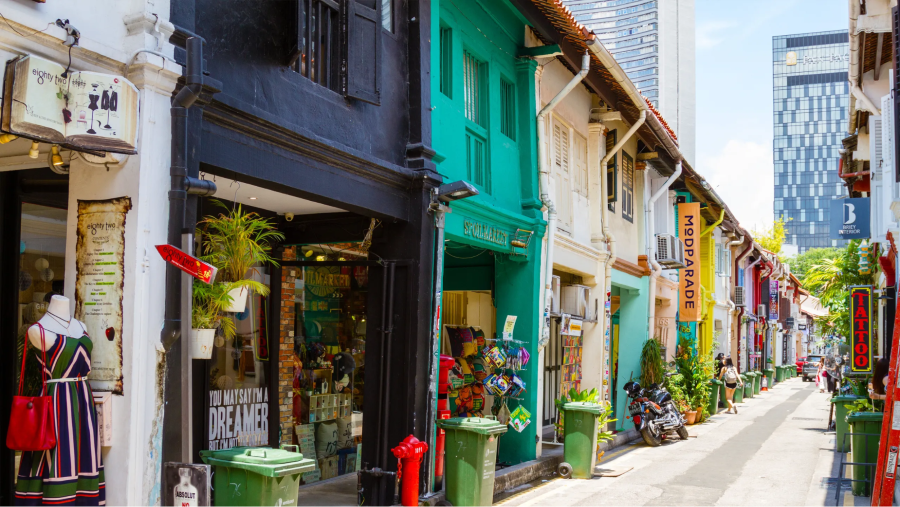 Haji Lane hiện lên như một dải lụa màu sắc rực rỡ giữa lòng Singapore hiện đại