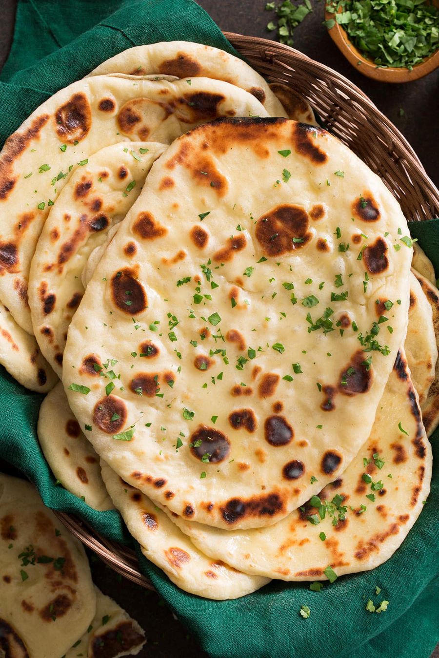 Bánh Naan - một trong những món bánh truyền thống của người Ấn mà bạn không được bỏ qua