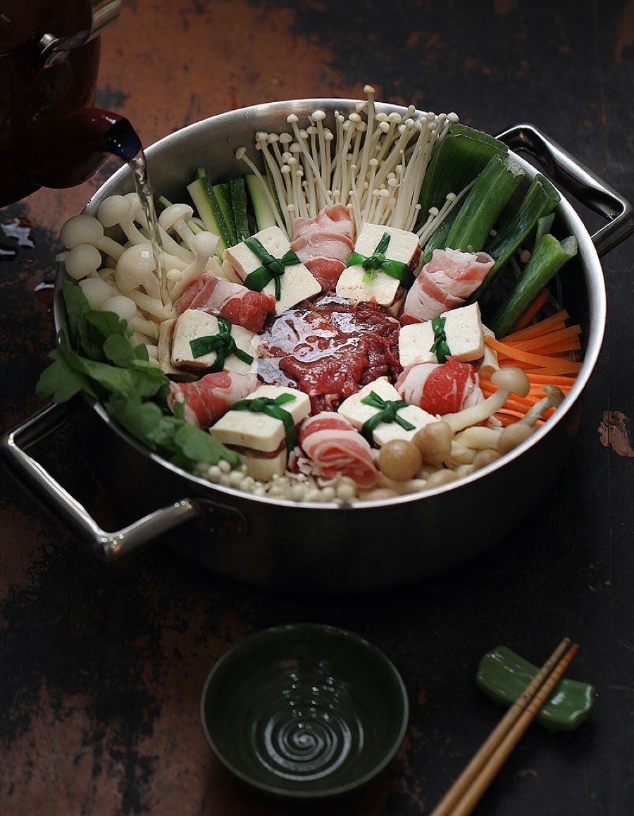 Lẩu nấm Beoseot jeongol là một món ăn thanh đạm và bổ dưỡng, rất được yêu thích trong ẩm thực Hàn Quốc