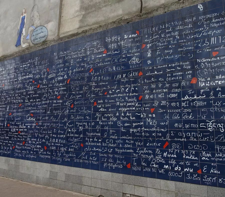 Bức tường tình yêu tại Pháp sở hữu các dòng chữ viết tay với hơn 250 ngôn ngữ khác nhau