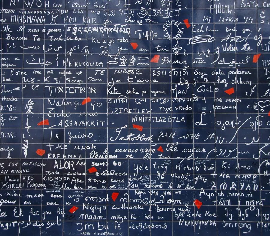 Cận cảnh các dòng chữ trên bức tường tình yêu nổi tiếng