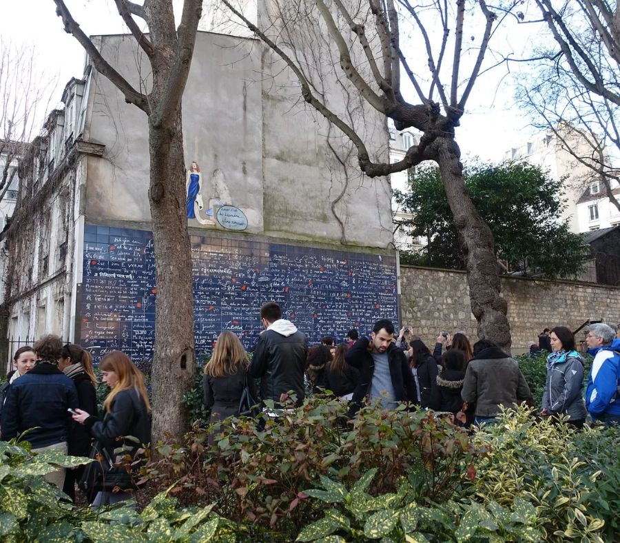 Bức tường thu hút lượng lớn khách du lịch tới tham quan và chiêm ngưỡng