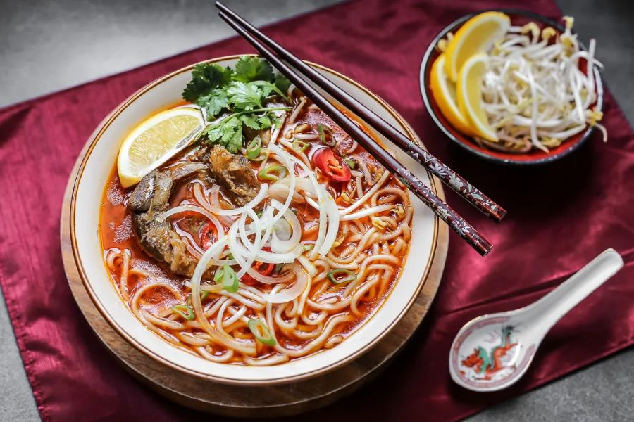 Bún bò huế - một trong những món ăn không thể bỏ lỡ khi đến xứ Huế mộng mơ